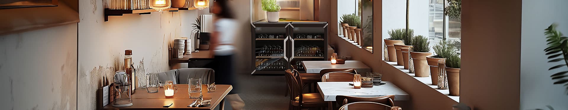 Plusieurs tables dressées dans une salle de restaurant.