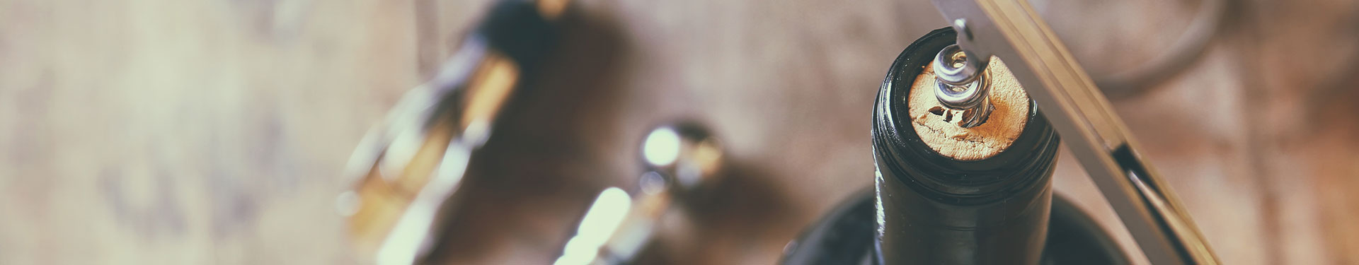 Un tire-bouchon planté dans le bouchon d'une bouteille de vin.